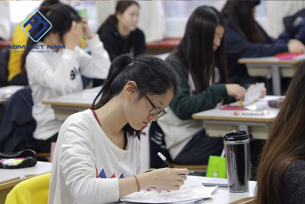 Điều kiện du học Hàn Quốc về học vấn là bạn cần tốt nghiệp THPT