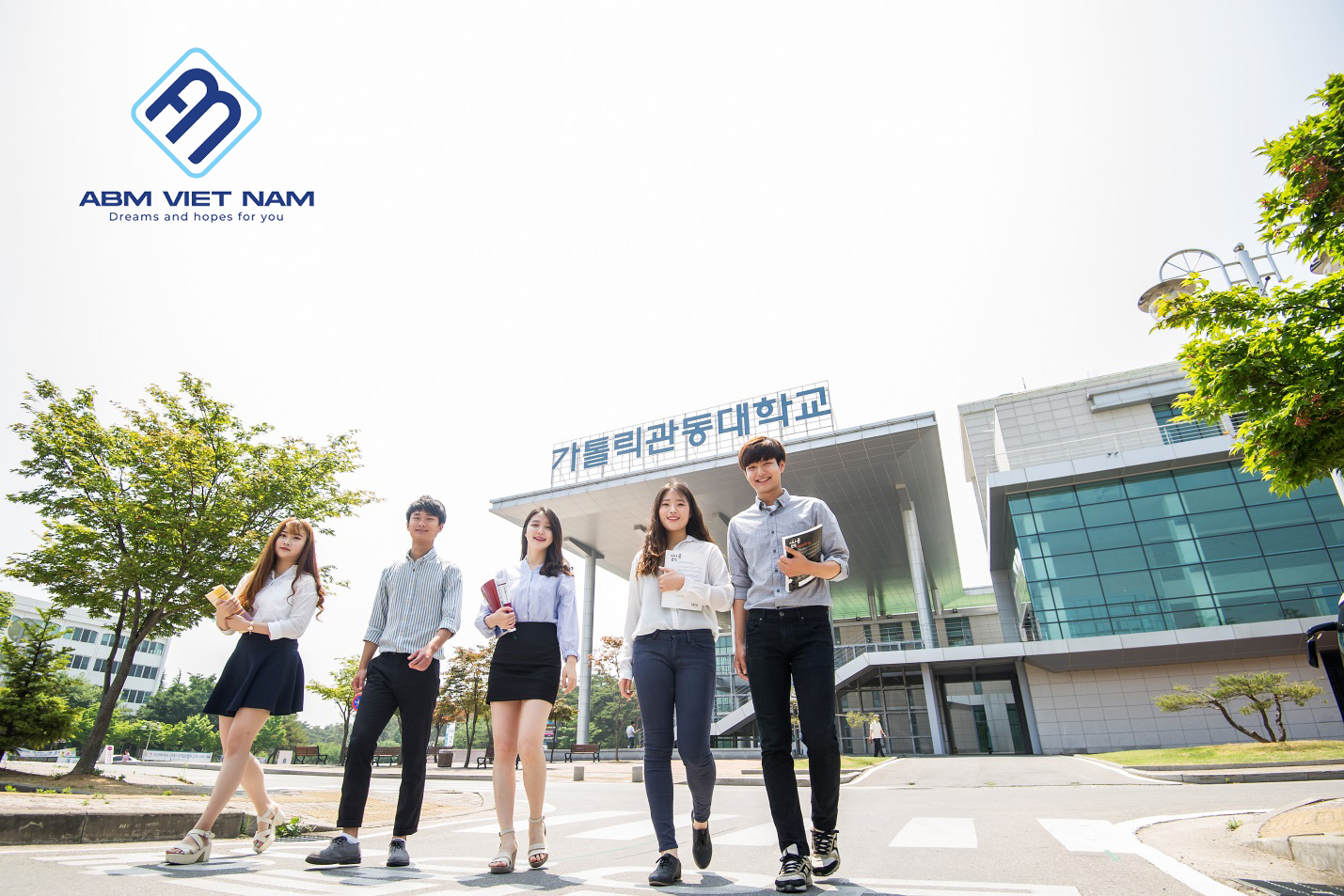Du học sinh sẽ được đội ngũ ABM tư vấn kỹ càng về trường học, ngành học