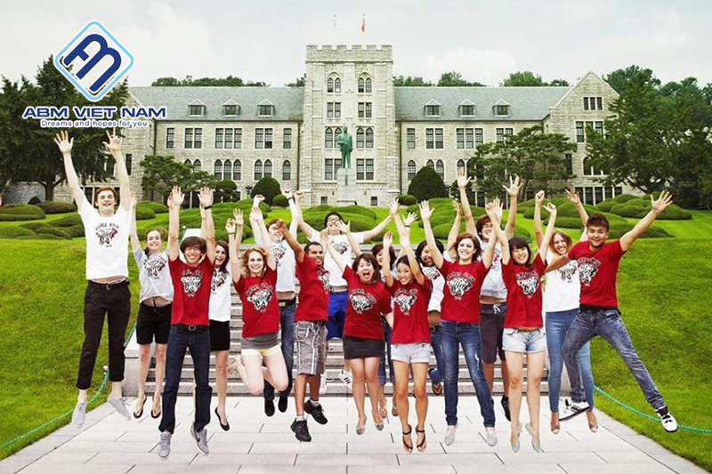 Một ngôi trường có cộng đồng du học sinh Việt Nam đông đảo sẽ giúp bạn dễ thích nghi hơn