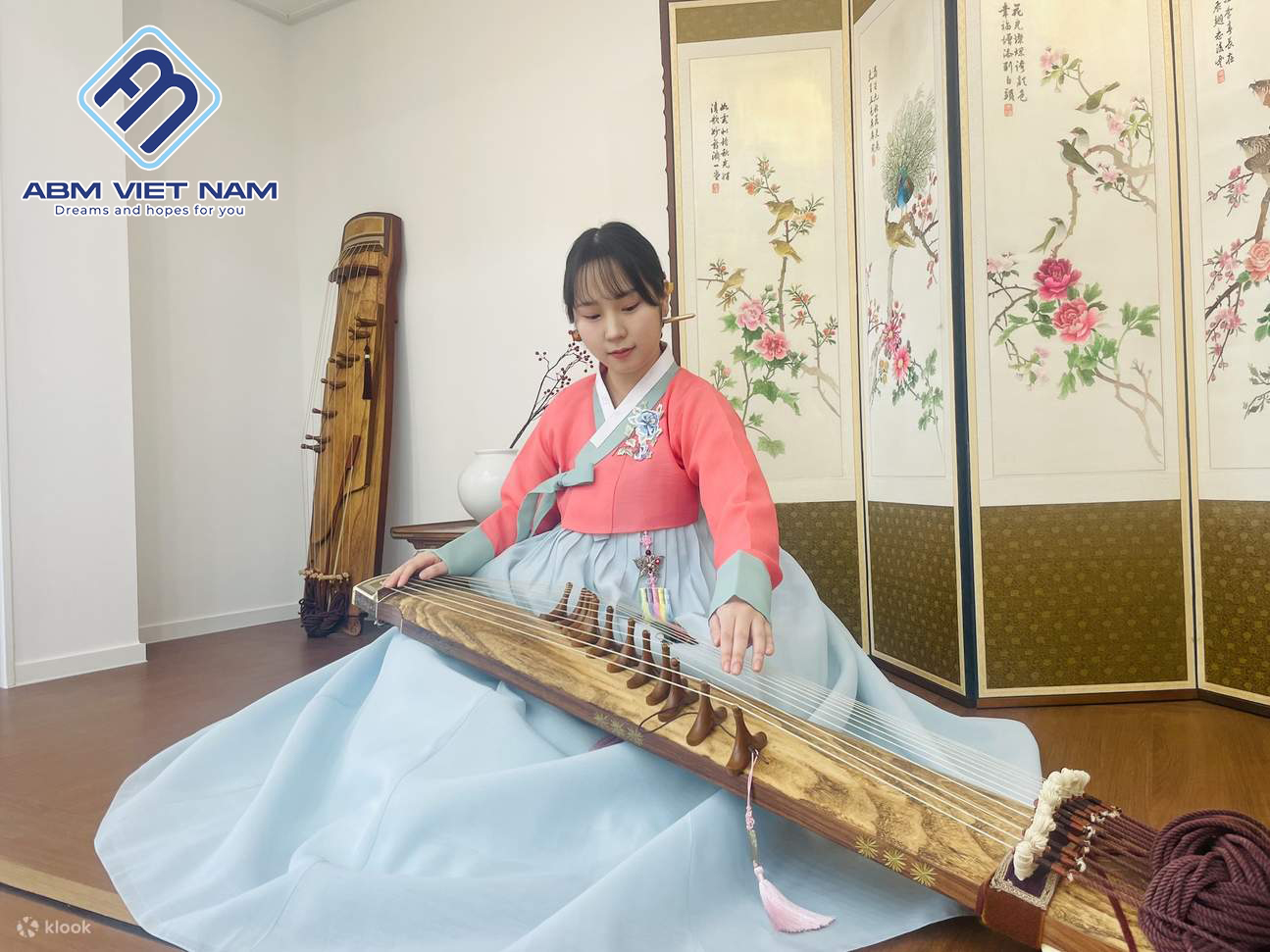 Nhạc cụ truyền thống đã góp phần tạo nên giai điệu đặc biệt trong các buổi lễ truyền thống