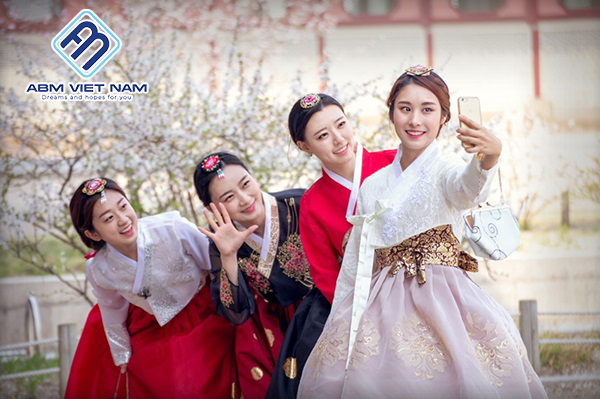 Hanbok – bộ trang phục truyền thống mang đậm giá trị thẩm mỹ và tinh thần Á Đông.