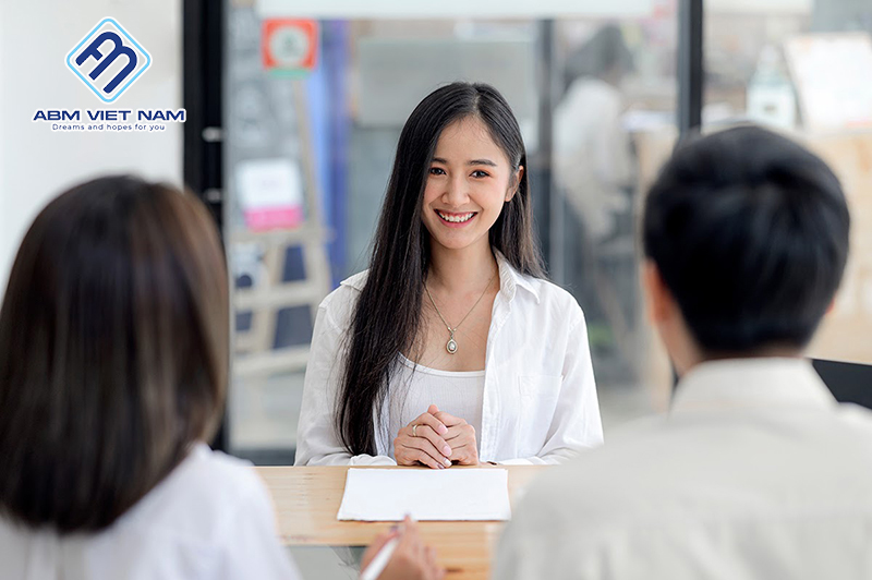 Phỏng vấn trực tiếp thường diễn ra tại văn phòng đại diện hoặc trung tâm tư vấn