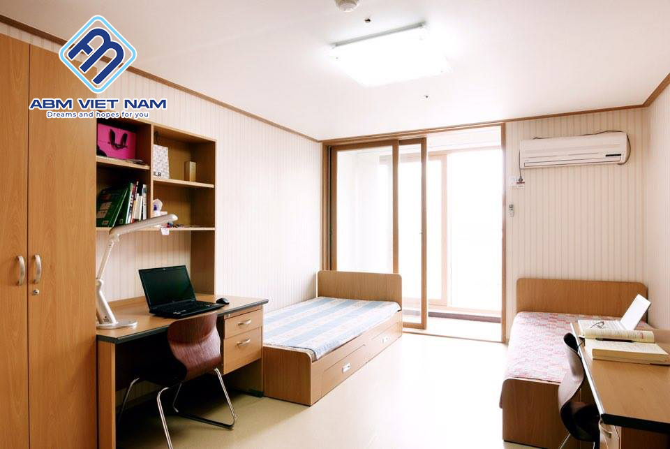 Chi phí thuê nhà hoặc ở ký túc xá