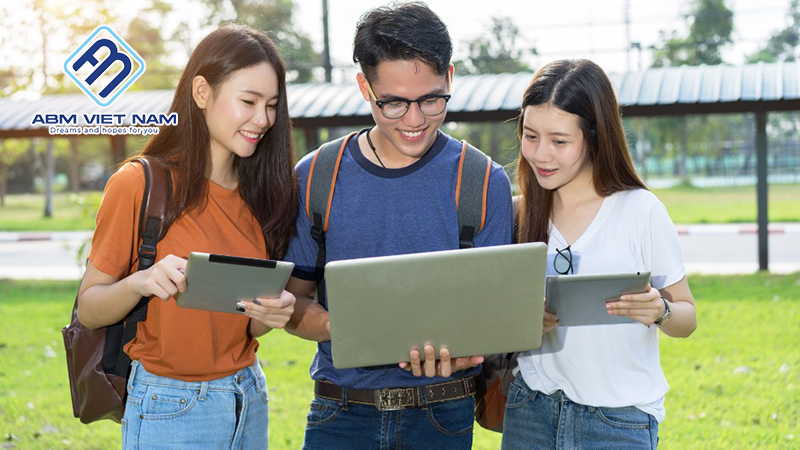 Du học ngành ngôn ngữ Anh ra làm truyền thông - Quan hệ quốc tế