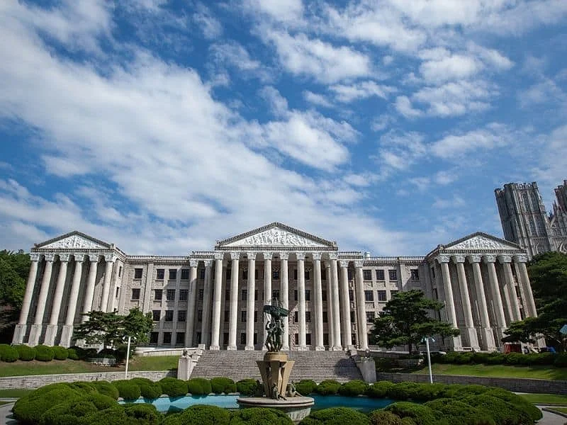 ĐẠI HỌC KYUNG HEE – NGÔI TRƯỜNG DANH TIẾNG VỚI VẺ ĐẸP CỔ KÍNH GIỮA LÒNG SEOUL